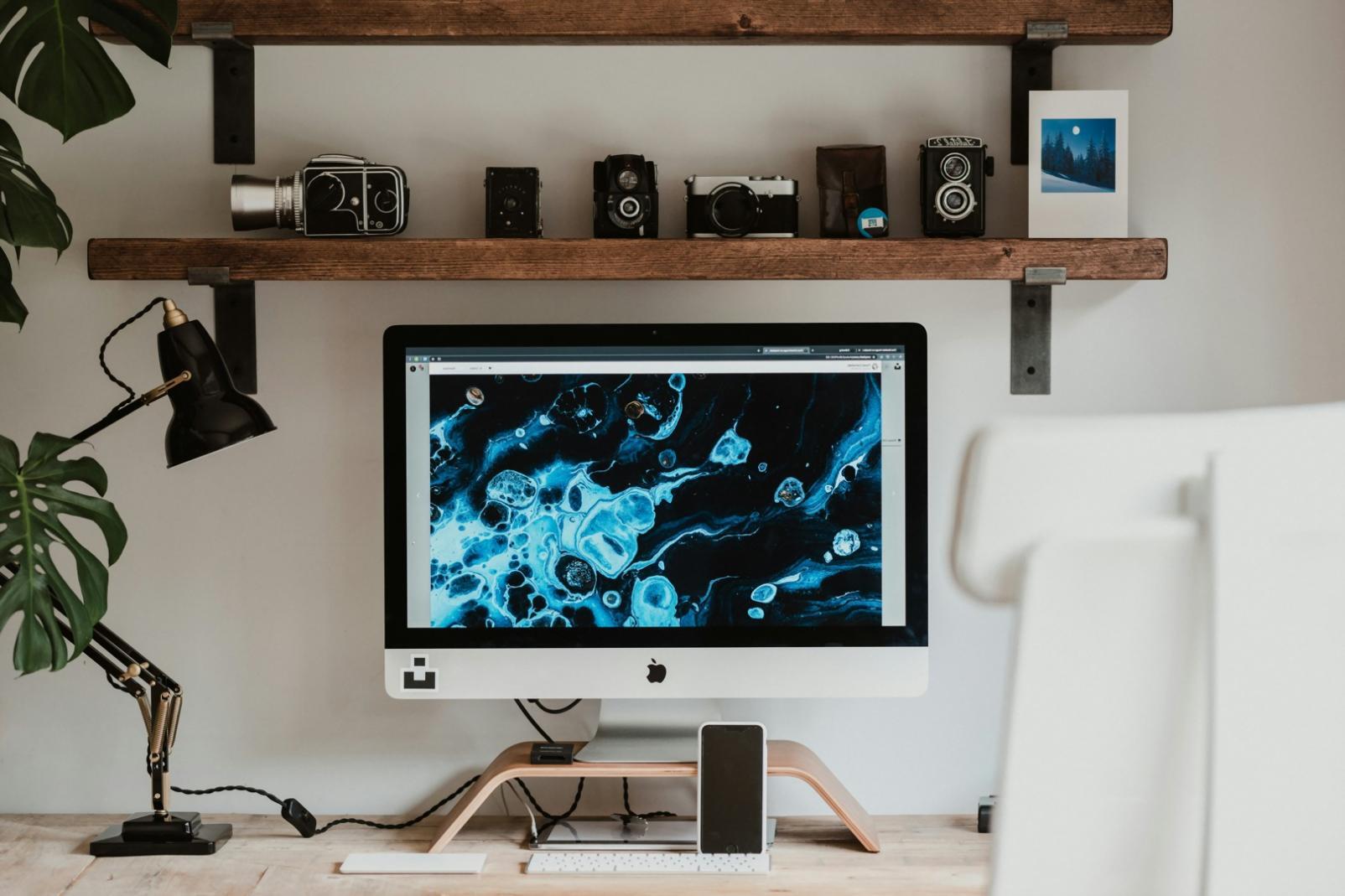 Moderner Unterrichtsraum der elunarique Sprachschule mit interaktiven Lernmaterialien