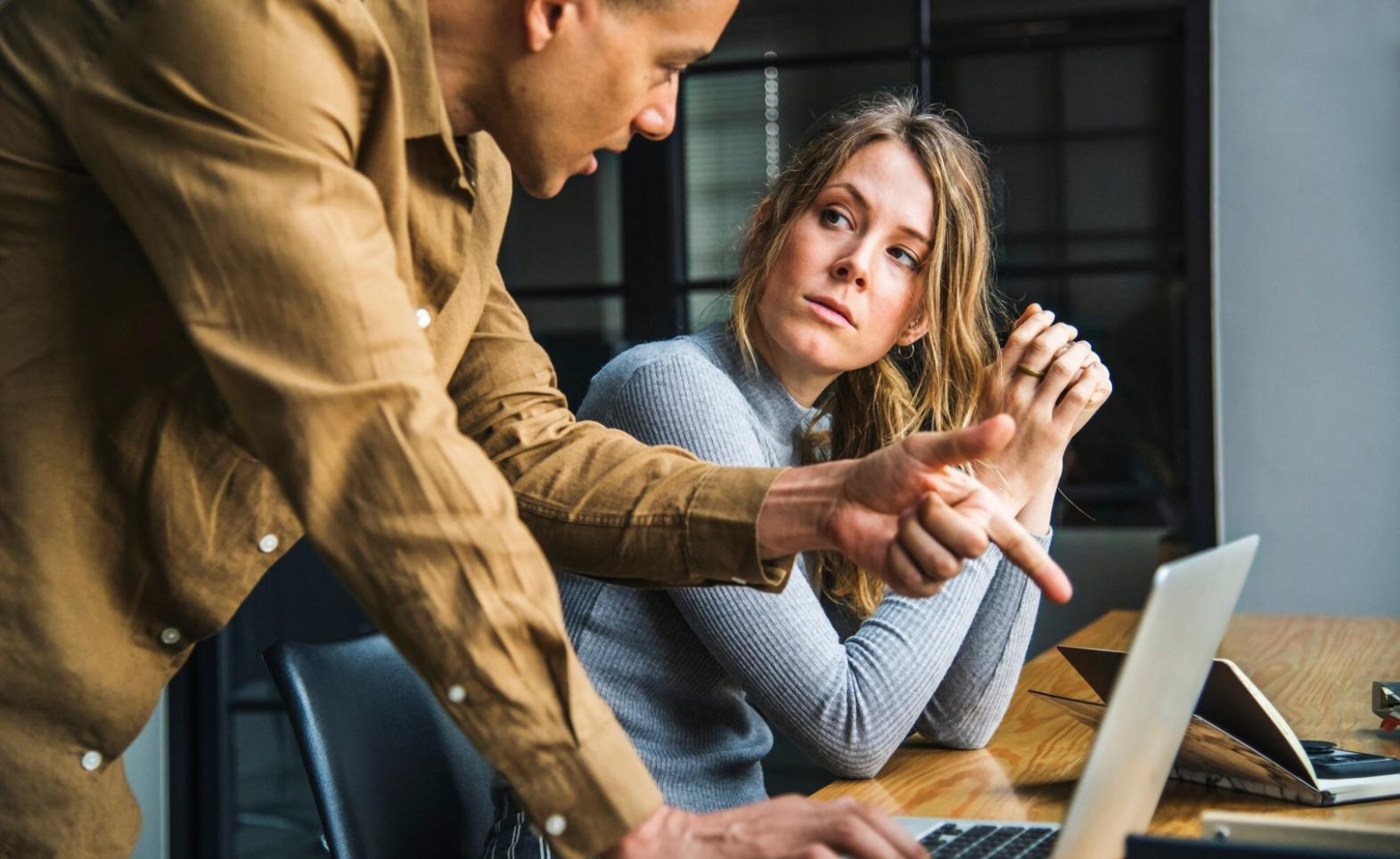 Teilnehmer in einer intensiven Diskussionsrunde über deutsche Literatur