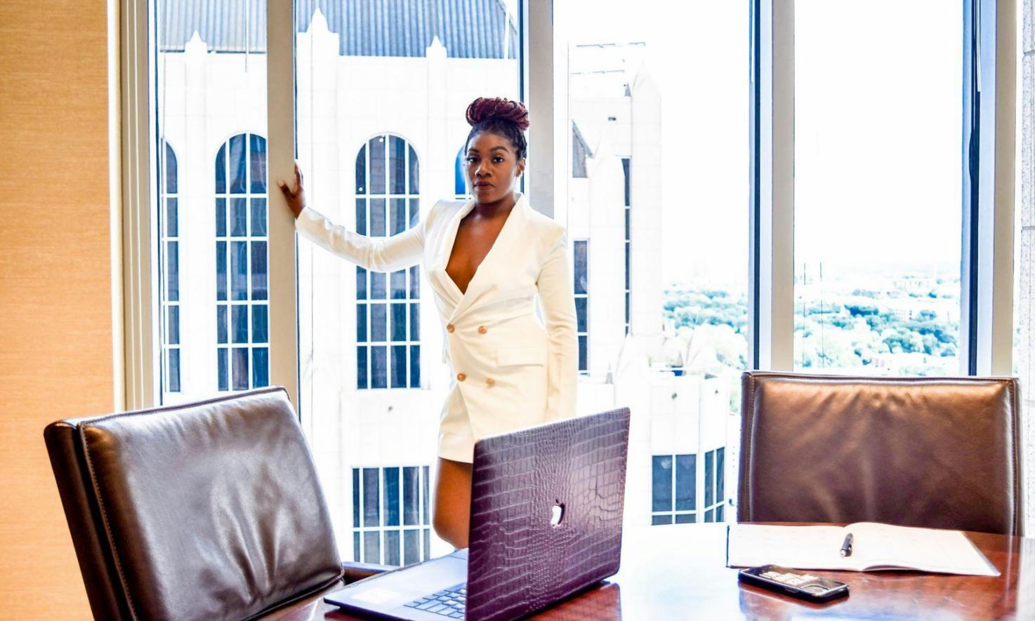 Gemeinsame Diskussion im Deutschkurs auf fortgeschrittenem Niveau